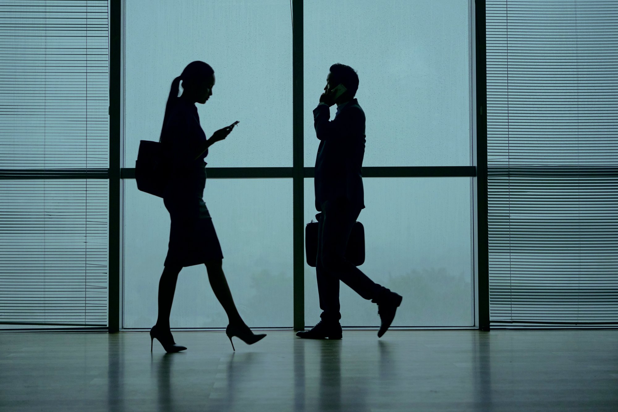 Business_People_Walking_In_Airport_original_472705